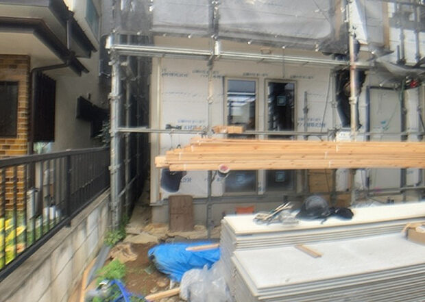木造住宅とは土台、壁、柱など建築物の強度を支える構造体の材に木が使用されている構造を指します。構造体は建物の自重を支えるだけではなく風圧や水圧、積裁荷重などあらゆる衝撃に耐えるための基礎です。
