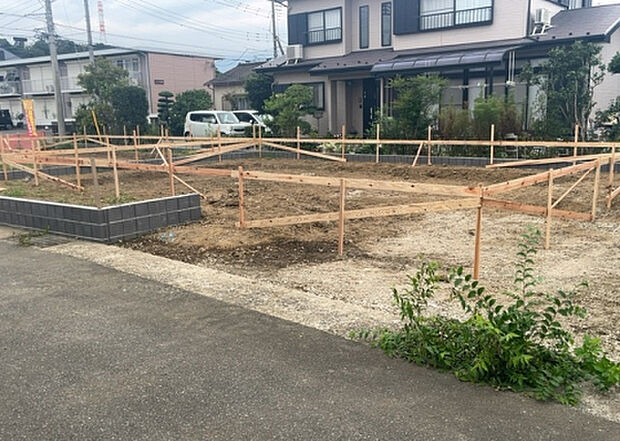 家族でのBBQを行うのであれば3坪程度の広さがあればよいでしょう。ガーデニングや家庭菜園を楽しむ際は、手入れが行き届く範囲にすると安心です。また、庭のある方角や接道が気になる方は事前に確認しましょう。