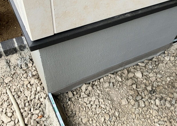 木造住宅とは土台、壁、柱など建築物の強度を支える構造体の材に木が使用されている構造を指します。構造体は建物の自重を支えるだけではなく風圧や水圧、積裁荷重などあらゆる衝撃に耐えるための基礎です。