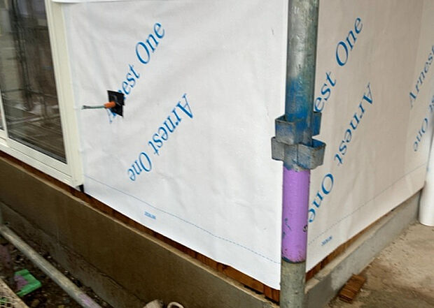木造住宅とは土台、壁、柱など建築物の強度を支える構造体の材に木が使用されている構造を指します。構造体は建物の自重を支えるだけではなく風圧や水圧、積裁荷重などあらゆる衝撃に耐えるための基礎です。