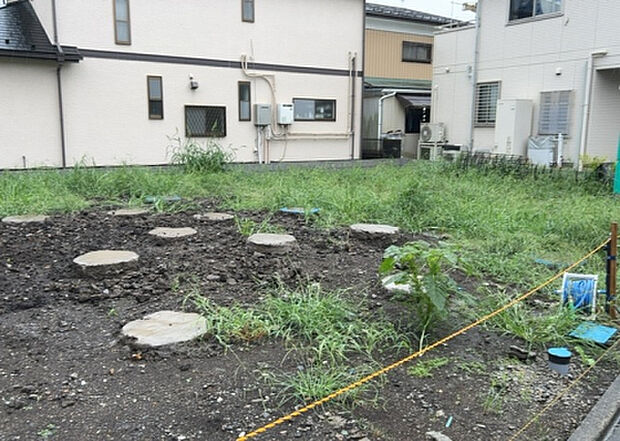 木造住宅とは土台、壁、柱など建築物の強度を支える構造体の材に木が使用されている構造を指します。構造体は建物の自重を支えるだけではなく風圧や水圧、積裁荷重などあらゆる衝撃に耐えるための基礎です。
