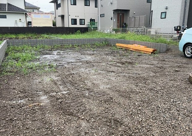 車一台あたりに必要なスペースは、標準サイズの普通自動車で横幅2m50cm、長さ5mは必要になります。ただし、乗降のことも考慮して横幅3m30cm、長さ5m50cmほどは確保できるところを選びましょう。