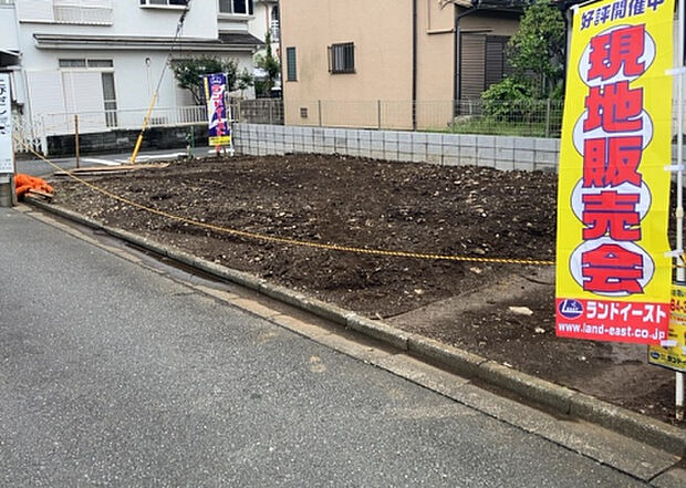 住宅用の土地では前面道路に2m以上接していなければならないと法律で定められています。しかし、お持ちの車のサイズやライフスタイルなどにより、2mでは利便が悪い場合もございますので、事前に確認しましょう。