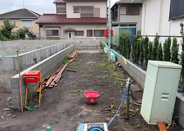 住宅用の土地では前面道路に2m以上接していなければならないと法律で定められています。しかし、お持ちの車のサイズやライフスタイルなどにより、2mでは利便が悪い場合もございますので、事前に確認しましょう。