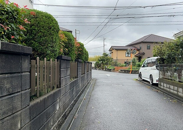 桜や紅葉の名所に出かける人は多いと思いますが、家にいながら季節の移ろいを感じる生活を送りませんか？リビングや窓から見える景色が生活を彩るワンポイントに！現地から見える景色を堪能してみては如何でしょう。