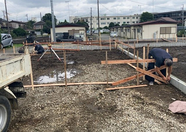 木造住宅とは土台、壁、柱など建築物の強度を支える構造体の材に木が使用されている構造を指します。構造体は建物の自重を支えるだけではなく風圧や水圧、積裁荷重などあらゆる衝撃に耐えるための基礎です。