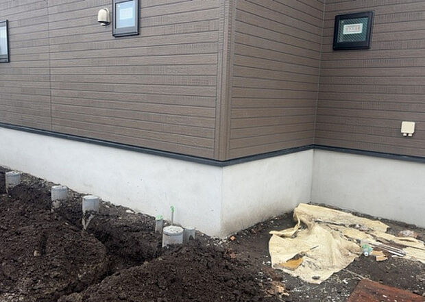 木造住宅とは土台、壁、柱など建築物の強度を支える構造体の材に木が使用されている構造を指します。構造体は建物の自重を支えるだけではなく風圧や水圧、積裁荷重などあらゆる衝撃に耐えるための基礎です。