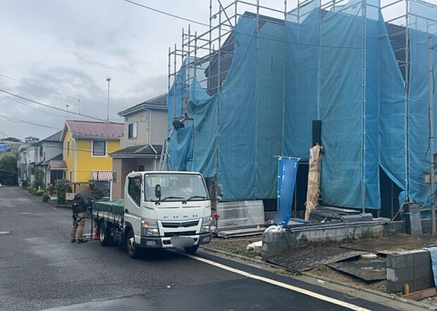 住宅用の土地では前面道路に2m以上接していなければならないと法律で定められています。しかし、お持ちの車のサイズやライフスタイルなどにより、2mでは利便が悪い場合もございますので、事前に確認しましょう。