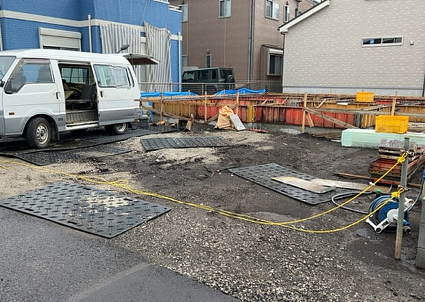 住宅用の土地では前面道路に2m以上接していなければならないと法律で定められています。しかし、お持ちの車のサイズやライフスタイルなどにより、2mでは利便が悪い場合もございますので、事前に確認しましょう。