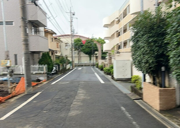 標準的なシステムキッチンの横幅は、165cm~300cm程度です。2100・2400・2550・2700などミリ単位で表記されます。普段どのように料理をするのかを想定しながら合ったサイズを選びましょう