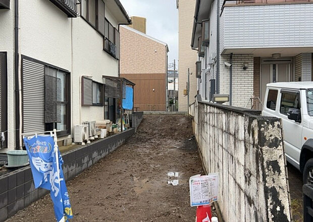 木造住宅とは土台、壁、柱など建築物の強度を支える構造体の材に木が使用されている構造を指します。構造体は建物の自重を支えるだけではなく風圧や水圧、積裁荷重などあらゆる衝撃に耐えるための基礎です。