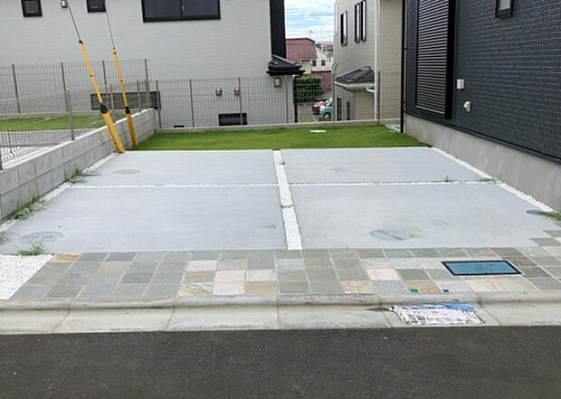 車一台あたりに必要なスペースは、標準サイズの普通自動車で横幅2m50cm、長さ5mは必要になります。ただし、乗降のことも考慮して横幅3m30cm、長さ5m50cmほどは確保できるところを選びましょう。