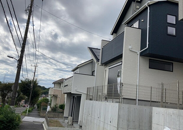 住宅用の土地では前面道路に2m以上接していなければならないと法律で定められています。しかし、お持ちの車のサイズやライフスタイルなどにより、2mでは利便が悪い場合もございますので、事前に確認しましょう。