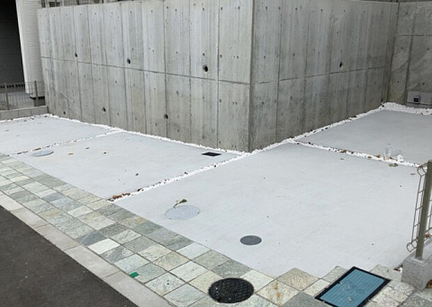 車一台あたりに必要なスペースは、標準サイズの普通自動車で横幅2m50cm、長さ5mは必要になります。ただし、乗降のことも考慮して横幅3m30cm、長さ5m50cmほどは確保できるところを選びましょう。