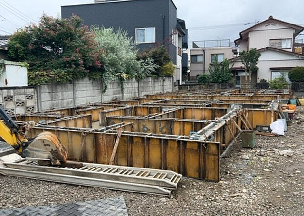 現地をご見学に行く際は、道路の幅や周辺の交通量、施設などをご確認頂くことをおすすめします!ある程度イメージをつけたいという場合は、同売主の施工事例や完成パースもお見せします。