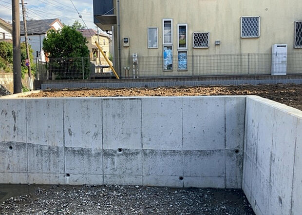 木造住宅とは土台、壁、柱など建築物の強度を支える構造体の材に木が使用されている構造を指します。構造体は建物の自重を支えるだけではなく風圧や水圧、積裁荷重などあらゆる衝撃に耐えるための基礎です。