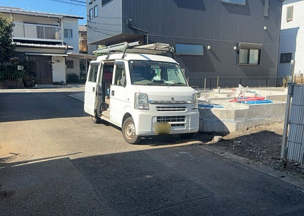 住宅用の土地では前面道路に2m以上接していなければならないと法律で定められています。しかし、お持ちの車のサイズやライフスタイルなどにより、2mでは利便が悪い場合もございますので、事前に確認しましょう。