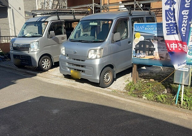 車一台あたりに必要なスペースは、標準サイズの普通自動車で横幅2m50cm、長さ5mは必要になります。ただし、乗降のことも考慮して横幅3m30cm、長さ5m50cmほどは確保できるところを選びましょう。