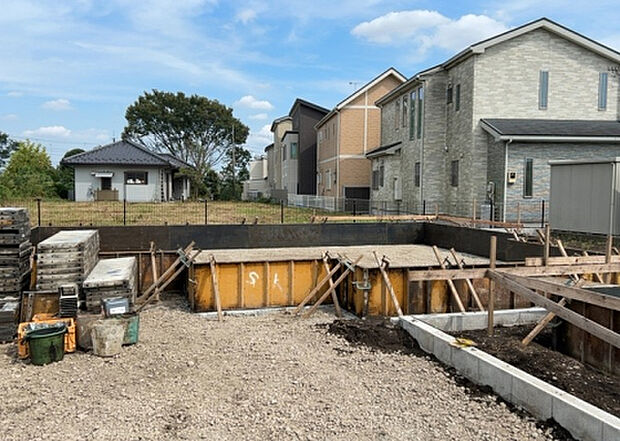 現地をご見学に行く際は、道路の幅や周辺の交通量、施設などをご確認頂くことをおすすめします!ある程度イメージをつけたいという場合は、同売主の施工事例や完成パースもお見せします。