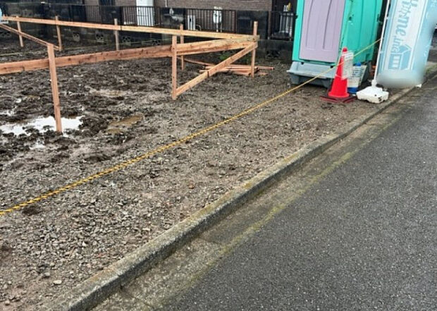 車一台あたりに必要なスペースは、標準サイズの普通自動車で横幅2m50cm、長さ5mは必要になります。ただし、乗降のことも考慮して横幅3m30cm、長さ5m50cmほどは確保できるところを選びましょう。