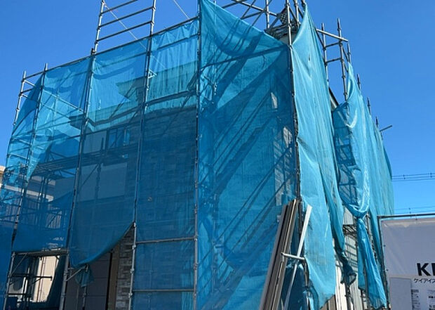 木造住宅とは土台、壁、柱など建築物の強度を支える構造体の材に木が使用されている構造を指します。構造体は建物の自重を支えるだけではなく風圧や水圧、積裁荷重などあらゆる衝撃に耐えるための基礎です。