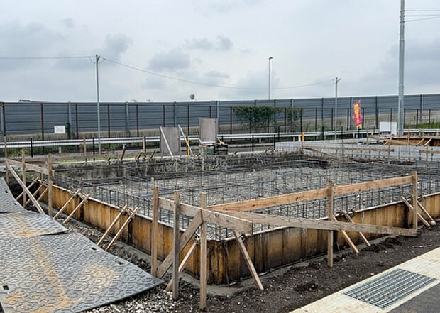 木造住宅とは土台、壁、柱など建築物の強度を支える構造体の材に木が使用されている構造を指します。構造体は建物の自重を支えるだけではなく風圧や水圧、積裁荷重などあらゆる衝撃に耐えるための基礎です。