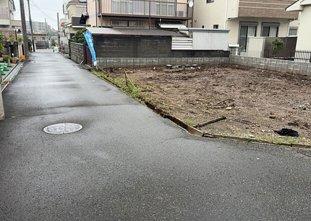 住宅用の土地では前面道路に2m以上接していなければならないと法律で定められています。しかし、お持ちの車のサイズやライフスタイルなどにより、2mでは利便が悪い場合もございますので、事前に確認しましょう。