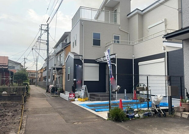 住宅用の土地では前面道路に2m以上接していなければならないと法律で定められています。しかし、お持ちの車のサイズやライフスタイルなどにより、2mでは利便が悪い場合もございますので、事前に確認しましょう。