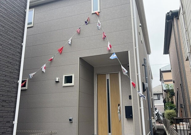 ついに完成致しました！現地をご見学に行く際は、道路の幅や周辺の交通量、施設などをご確認頂くことをおすすめします！物件の流れが早いため、内見をしたい方はお早めに当社営業までお問い合わせ頂きご予約下さい！