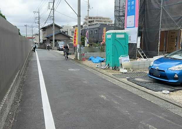 住宅用の土地では前面道路に2m以上接していなければならないと法律で定められています。しかし、お持ちの車のサイズやライフスタイルなどにより、2mでは利便が悪い場合もございますので、事前に確認しましょう。