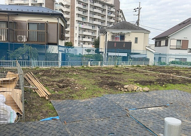 木造住宅とは土台、壁、柱など建築物の強度を支える構造体の材に木が使用されている構造を指します。構造体は建物の自重を支えるだけではなく風圧や水圧、積裁荷重などあらゆる衝撃に耐えるための基礎です。