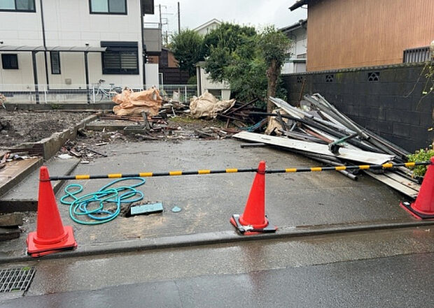 住宅用の土地では前面道路に2m以上接していなければならないと法律で定められています。しかし、お持ちの車のサイズやライフスタイルなどにより、2mでは利便が悪い場合もございますので、事前に確認しましょう。