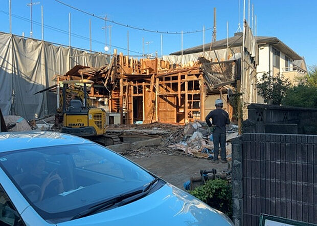 住宅用の土地では前面道路に2m以上接していなければならないと法律で定められています。しかし、お持ちの車のサイズやライフスタイルなどにより、2mでは利便が悪い場合もございますので、事前に確認しましょう。