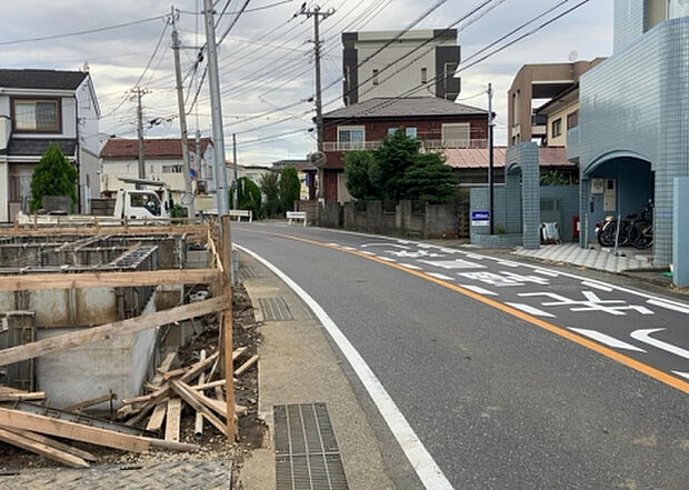 住宅用の土地では前面道路に2m以上接していなければならないと法律で定められています。しかし、お持ちの車のサイズやライフスタイルなどにより、2mでは利便が悪い場合もございますので、事前に確認しましょう。