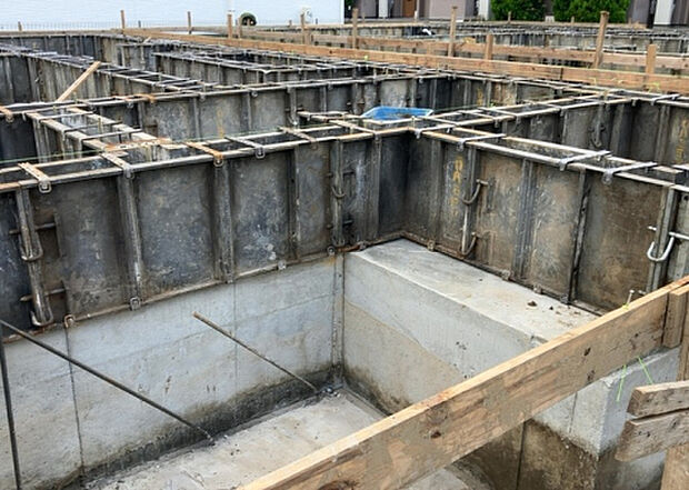 木造住宅とは土台、壁、柱など建築物の強度を支える構造体の材に木が使用されている構造を指します。構造体は建物の自重を支えるだけではなく風圧や水圧、積裁荷重などあらゆる衝撃に耐えるための基礎です。