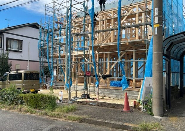 住宅用の土地では前面道路に2m以上接していなければならないと法律で定められています。しかし、お持ちの車のサイズやライフスタイルなどにより、2mでは利便が悪い場合もございますので、事前に確認しましょう。