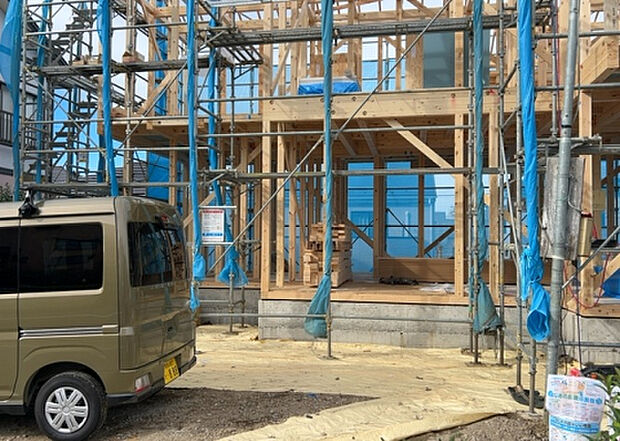 木造住宅とは土台、壁、柱など建築物の強度を支える構造体の材に木が使用されている構造を指します。構造体は建物の自重を支えるだけではなく風圧や水圧、積裁荷重などあらゆる衝撃に耐えるための基礎です。