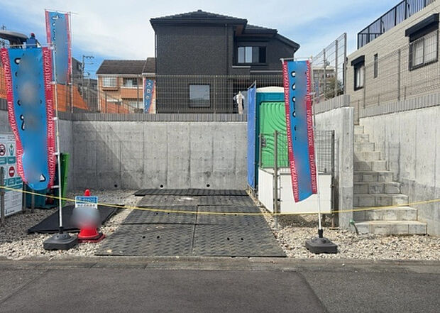 現地をご見学に行く際は、道路の幅や周辺の交通量、施設などをご確認頂くことをおすすめします!ある程度イメージをつけたいという場合は、同売主の施工事例や完成パースもお見せします。