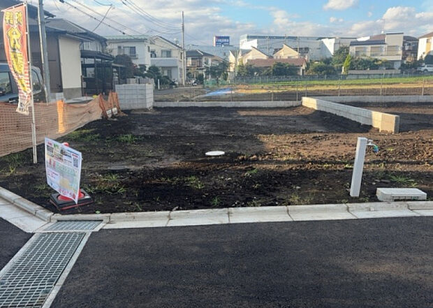 現地をご見学に行く際は、道路の幅や周辺の交通量、施設などをご確認頂くことをおすすめします!ある程度イメージをつけたいという場合は、同売主の施工事例や完成パースもお見せします。