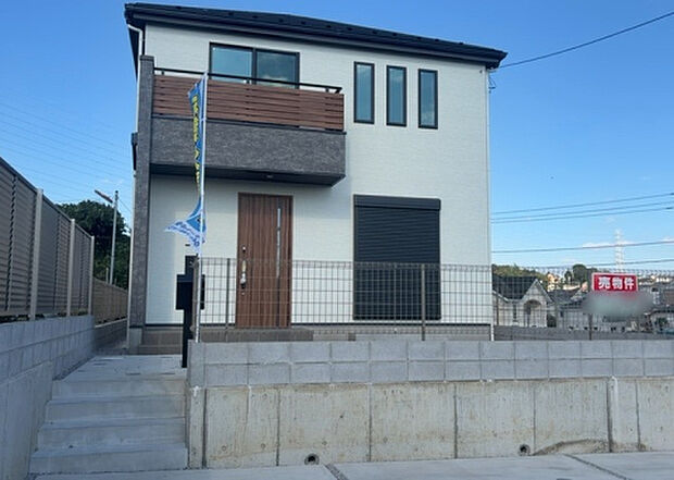 ついに完成致しました！現地をご見学に行く際は、道路の幅や周辺の交通量、施設などをご確認頂くことをおすすめします！物件の流れが早いため、内見をしたい方はお早めに当社営業までお問い合わせ頂きご予約下さい！