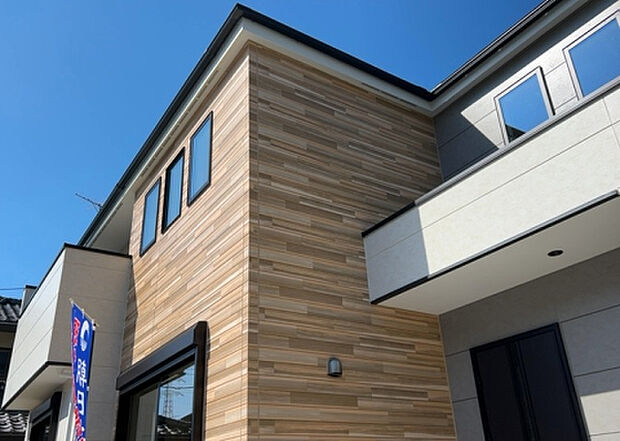 木造住宅とは土台、壁、柱など建築物の強度を支える構造体の材に木が使用されている構造を指します。構造体は建物の自重を支えるだけではなく風圧や水圧、積裁荷重などあらゆる衝撃に耐えるための基礎です。