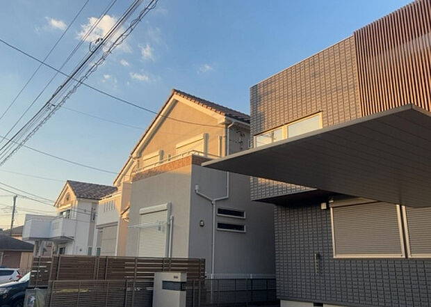 桜や紅葉の名所に出かける人は多いと思いますが、家にいながら季節の移ろいを感じる生活を送りませんか?リビングや窓から見える景色が生活を彩るワンポイントに!現地から見える景色を堪能してみては如何でしょう。