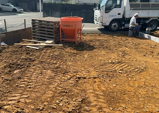 車一台あたりに必要なスペースは、標準サイズの普通自動車で横幅2m50cm、長さ5mは必要になります。ただし、乗降のことも考慮して横幅3m30cm、長さ5m50cmほどは確保できるところを選びましょう。