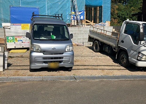 車一台あたりに必要なスペースは、標準サイズの普通自動車で横幅2m50cm、長さ5mは必要になります。ただし、乗降のことも考慮して横幅3m30cm、長さ5m50cmほどは確保できるところを選びましょう。