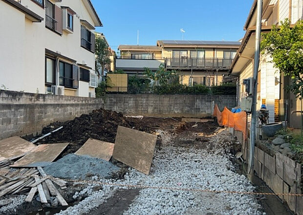 木造住宅とは土台、壁、柱など建築物の強度を支える構造体の材に木が使用されている構造を指します。構造体は建物の自重を支えるだけではなく風圧や水圧、積裁荷重などあらゆる衝撃に耐えるための基礎です。
