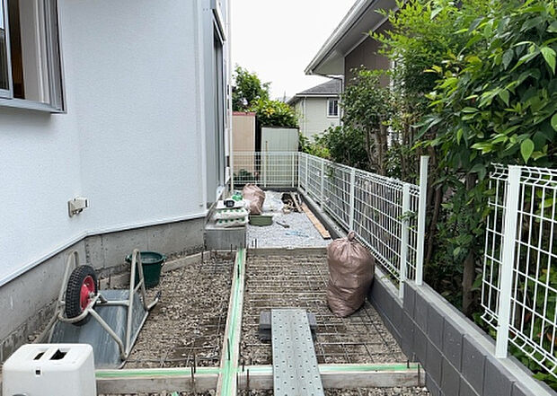 【前面道路含む現地写真_2】お持ちの車種によっては前面道路が広い方が便利でしょう。しかし、前面道路が広ければその分交通量が多くなるため、騒音などが気になる場合があります。実際に現地を見学し、周辺交通量や騒音などを確認しましょう!