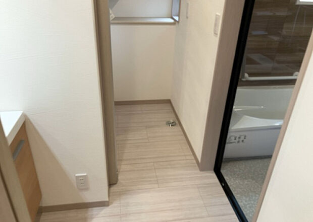 【脱衣場】多くの戸建て住宅で見かける洗面脱衣所は、洗面台と洗濯機が2畳ほどのスペースに並べられていて、洗面所が脱衣所を兼ね備えている間取りが一般的です。お客様が利用することもある、パブリックな空間でもあります。
