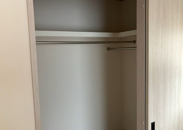 【ウォークインクローゼット】ウォークインクローゼットがあれば、クローゼット内でコーディネートが完成できますし、季節の変わり目に行う衣替えの手間も省けます。また、スーツケースなど大きいものもしまうことができ使い勝手がよいです。