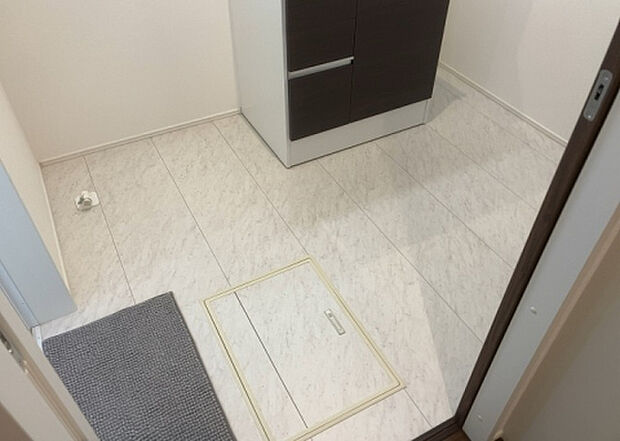 【脱衣場】多くの戸建て住宅で見かける洗面脱衣所は、洗面台と洗濯機が2畳ほどのスペースに並べられていて、洗面所が脱衣所を兼ね備えている間取りが一般的です。お客様が利用することもある、パブリックな空間でもあります。