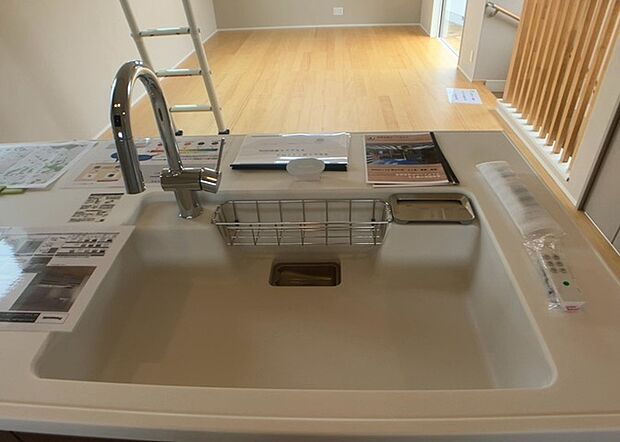 【キッチン水栓】キッチン水栓は、毎日必ず使うものだからこそ、使いやすさが重要です。シャワーヘッドの切り替えがスムーズか、吐水量が調節できるか、水しぶきが飛び散りにくい構造か、浄水機能が付いているかなど、日々の家事を快適にするための機能が数多くあります。また、デザインも多種多様なので、キッチン全体の雰囲気に合わせたものを選ぶことができます。